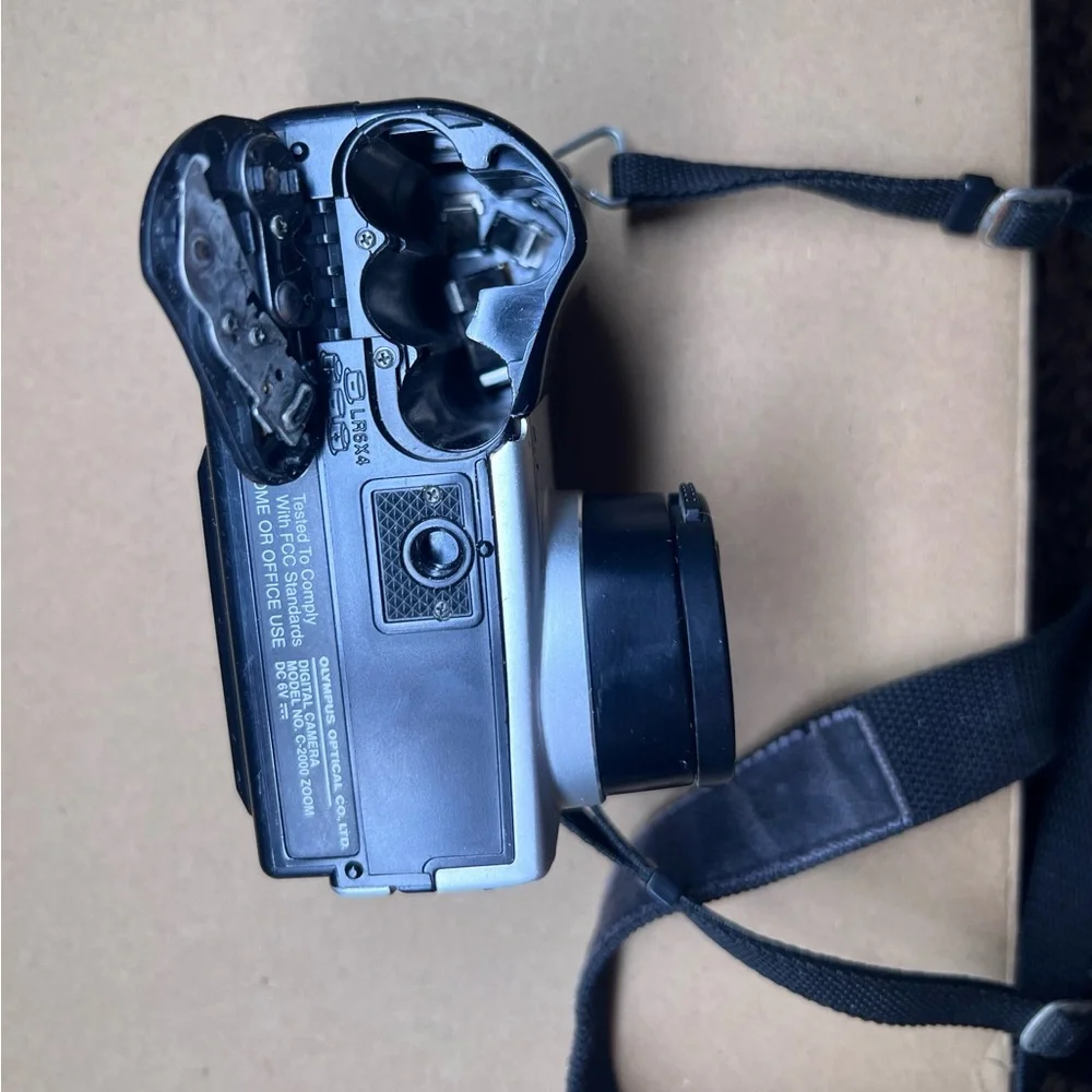 Vintage Olympus Camedia C-2000 Z Digital Camera 2.1MP Tested Works Strap 3x Zoom